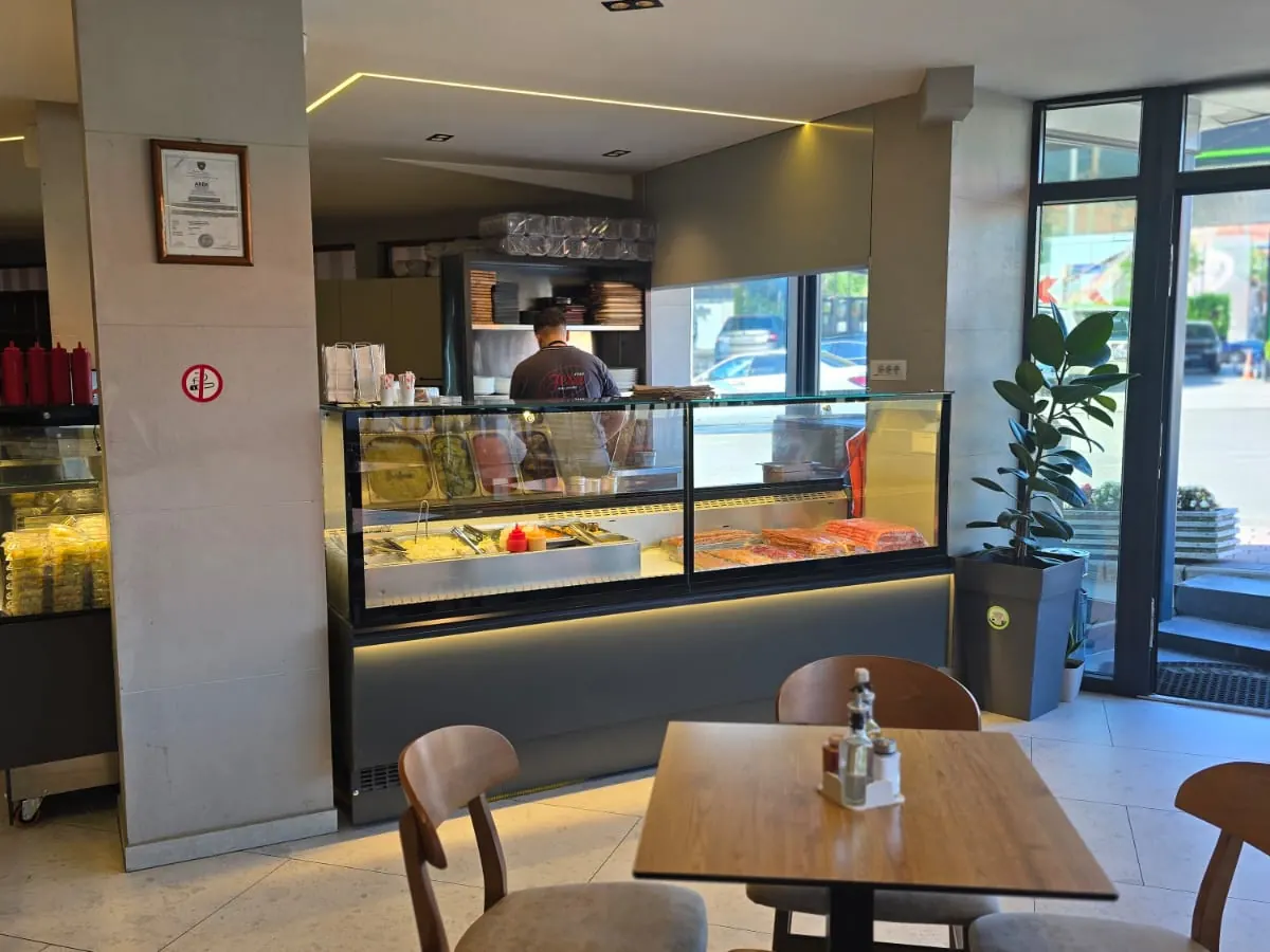 Banaku dhe vitrina e restorantit Jeta 2000 Grill House